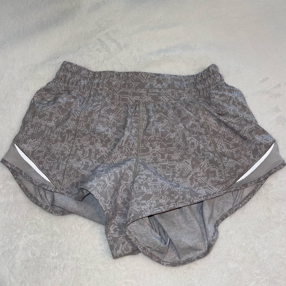 Hotty Hot Low-Rise Shorts 2.5 (Prism Dash Alpine White French Clay)